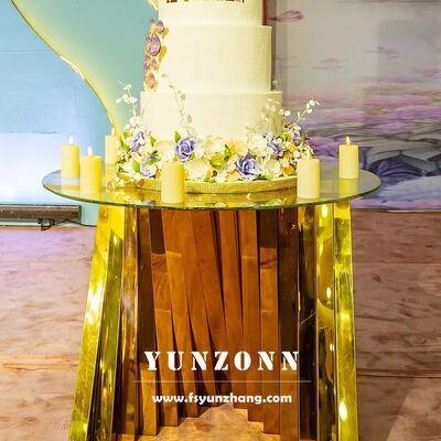 좋은 가격 호텔 가구용 라운드 골드 네스트 베이스 스테인리스 스틸 화이트 글라스 웨딩 디스플레이 케이크 테이블 온라인으로